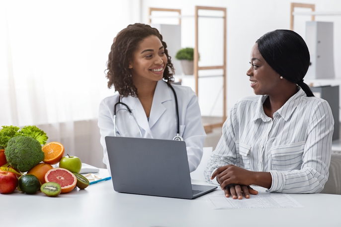femme en consultation chez la nutritionniste pour établir un régime alimentaire adapté